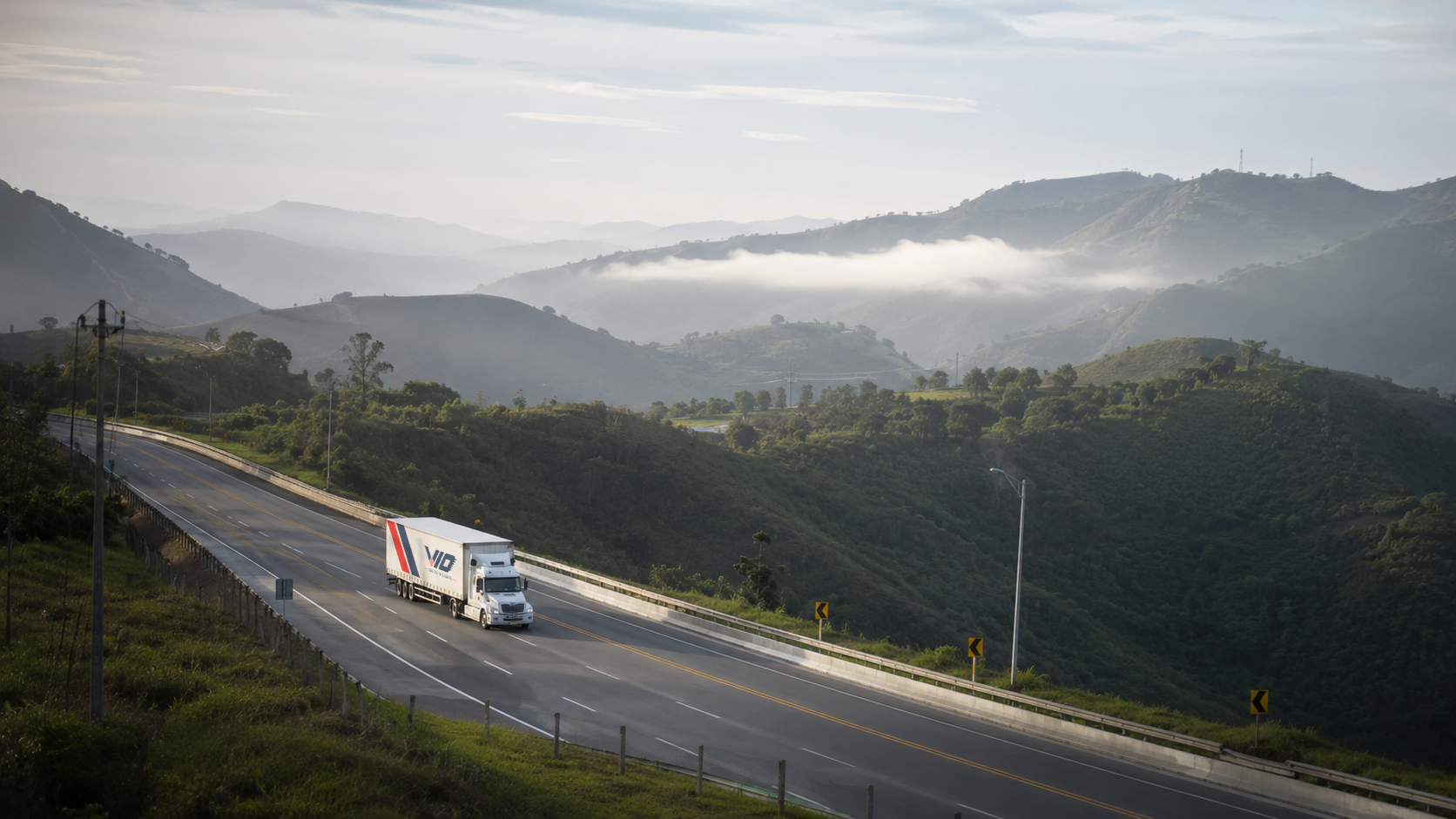 Tractocamión de VIO realizando transporte troncal en una carretera de Colombia